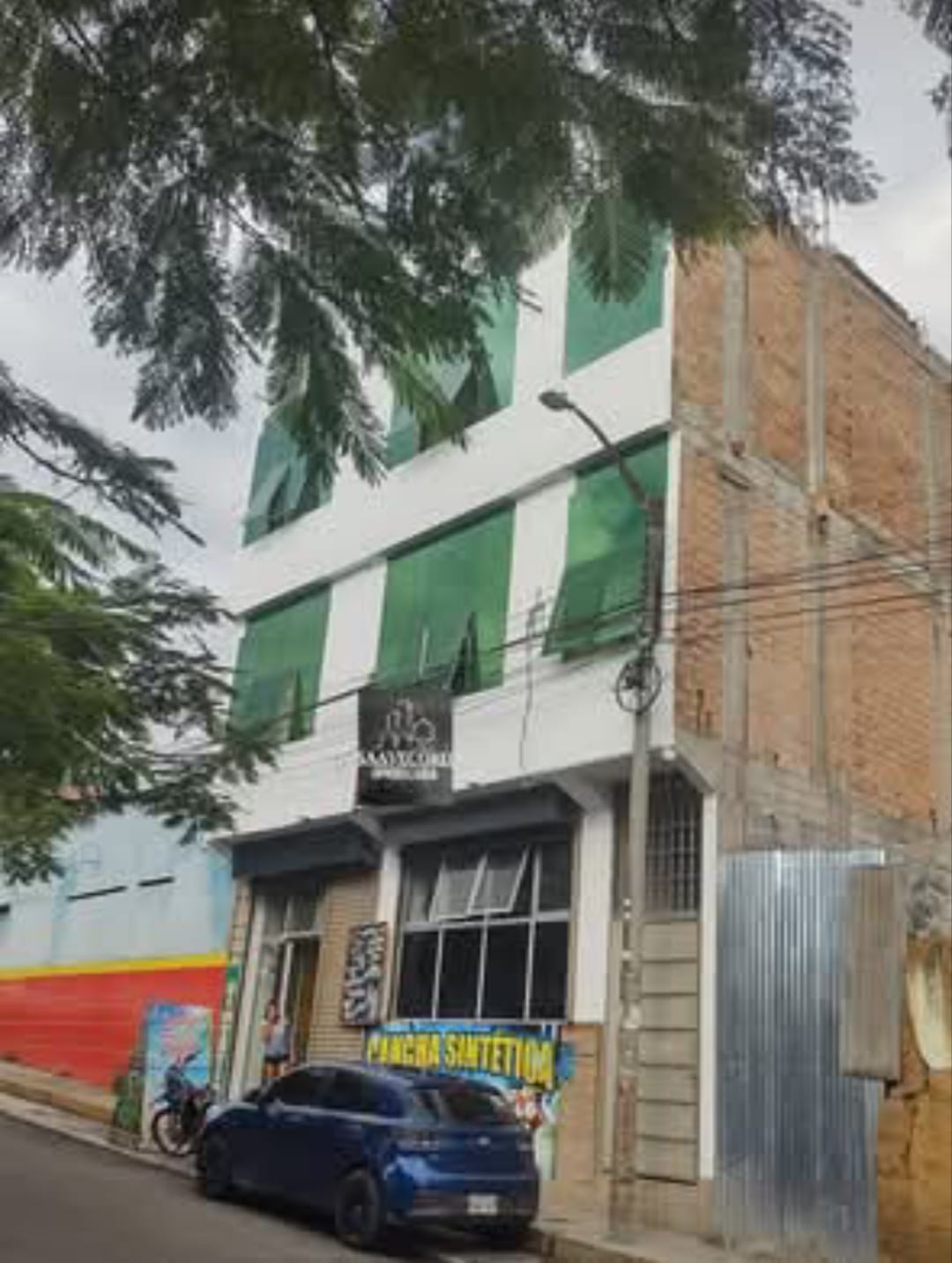 Venta de casa con 2 departamentos y con cancha con grass sintética